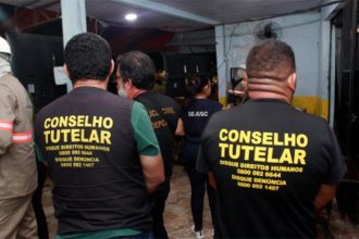Agentes do Conselho Tutelar acompanharam a operação em Manaus (Foto: Victor Levy/SSP-AM)