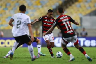 Alex Sandro em lance de jogo: placar sem gols no clássico carioca (Foto: Gilvan de Souza/CRF)