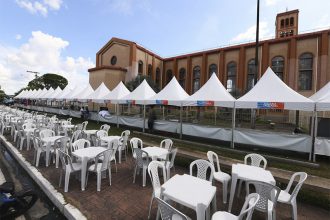 Tendas para venda de bebidas e comidas em Parintins são padronizadas (Foto: Amazonastur/Divulgação)