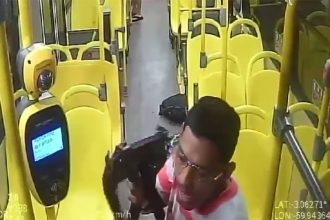 Assaltante usa submetralhadora em assalto a ônibus em Manaus (Imagem: PC-AM/Divulgação)