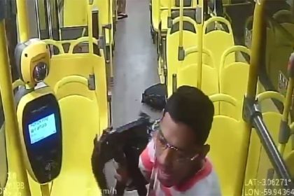 Assaltante usa submetralhadora em assalto a ônibus em Manaus (Imagem: PC-AM/Divulgação)
