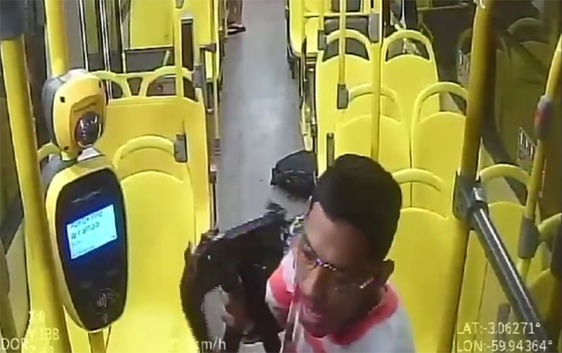 Assaltante usa submetralhadora em assalto a ônibus em Manaus (Imagem: PC-AM/Divulgação)