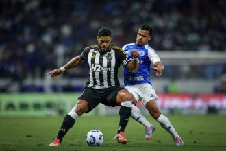Hulk em disputa de bola: bom jogo, mas sem gols no clássico mineiro (Foto: Pedro Souza/Atlético-MG)