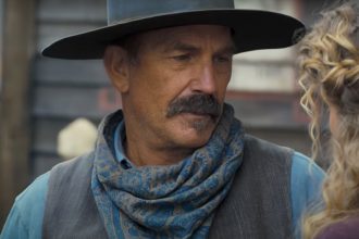 Ator Kevin Costner é processado por dublê por causa de cena de estupro (Imagem: YouTube/Reprodução)