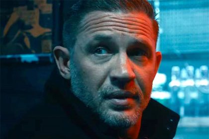 Ator Tom Hardy em cena de nova série do streaming: problemas de saúde ao gravar cenas de ação (Imagem: Paramount/Reprodução)