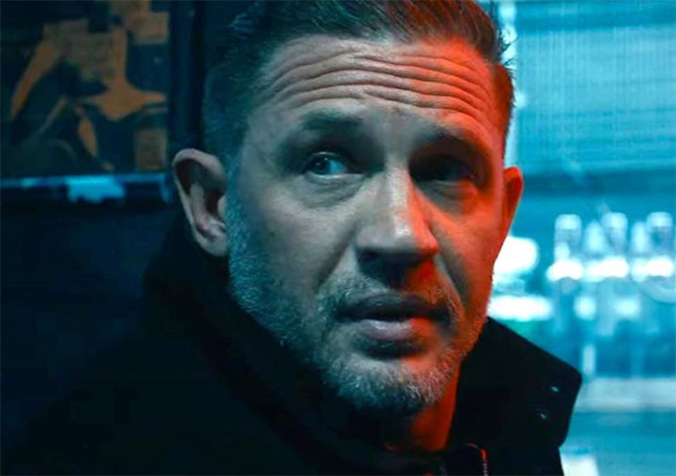 Ator Tom Hardy em cena de nova série do streaming: problemas de saúde ao gravar cenas de ação (Imagem: Paramount/Reprodução)