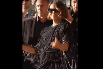 Atriz Halle Berry com casaco longo em Cannes: mudança no figurino (Imagem: YouTube/Reprodução)