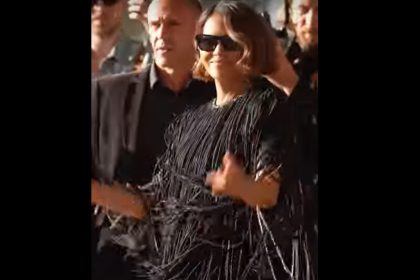 Atriz Halle Berry com casaco longo em Cannes: mudança no figurino (Imagem: YouTube/Reprodução)