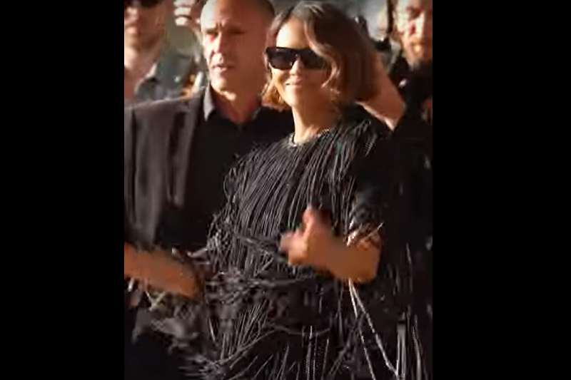 Atriz Halle Berry com casaco longo em Cannes: mudança no figurino (Imagem: YouTube/Reprodução)