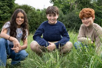 Arabella Stanton, Dominic McLaughlin e Alastair Stout são os atros da série Harry Potter (Foto: Warner Bros Doscovery/Divulgação)