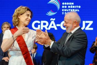 Atriz Fernanda Torres é aplaudida pelo presidente Lula na entrega da Ordem do Mérito Cultural (Foto: Ricardo Stukcert/PR)