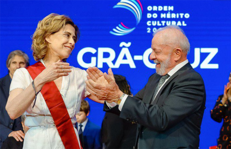 Atriz Fernanda Torres é aplaudida pelo presidente Lula na entrega da Ordem do Mérito Cultural (Foto: Ricardo Stukcert/PR)