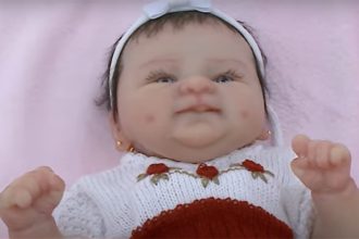 Bebê reborn gera mania entre mulheres e especialistas avaliam riscos psicológicos (Imagem: YouTube/Reprodução)