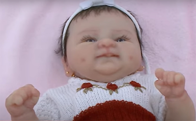 Bebê reborn gera mania entre mulheres e especialistas avaliam riscos psicológicos (Imagem: YouTube/Reprodução)