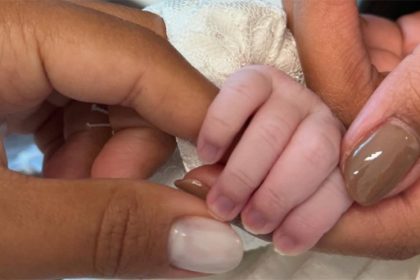 Bruna Gonçalves e Ludmilla publicaram foto da mão de Zuri, primeira filha do casal (Foto: @ludmilla/Instagram)
