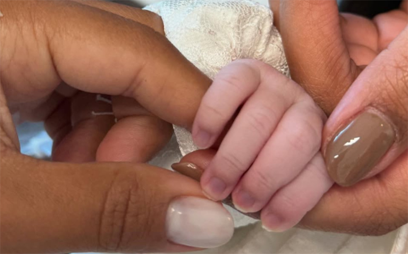 Bruna Gonçalves e Ludmilla publicaram foto da mão de Zuri, primeira filha do casal (Foto: @ludmilla/Instagram)