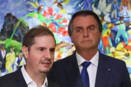 Bruno Bianco com o então presidente Jair Bolsonaro: chefe do Executivo quis saber como reverter vitória de Lula (Foto: Valdenio Vieira/PR)