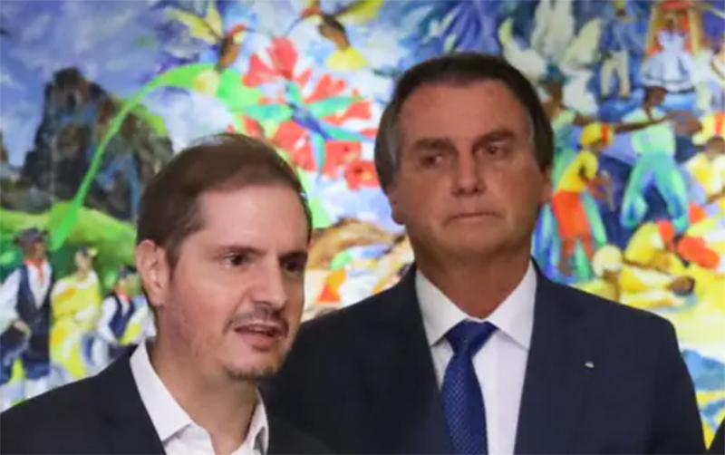 Bruno Bianco com o então presidente Jair Bolsonaro: chefe do Executivo quis saber como reverter vitória de Lula (Foto: Valdenio Vieira/PR)