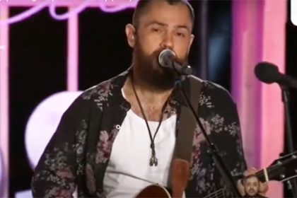 Cantor Mateus se recupera de cirurgia e está afastado dos shows sertanejos (Imagem: YouTube/Reprodução)