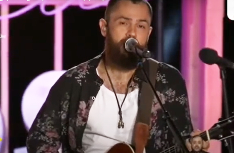 Cantor Mateus se recupera de cirurgia e está afastado dos shows sertanejos (Imagem: YouTube/Reprodução)
