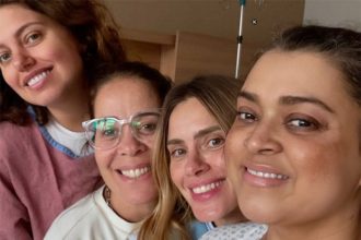 Cantora Preta Gil com Carolina Dieckmann e amigas: visita no hospital (Foto: Instagram/Reprodução)