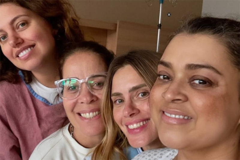 Cantora Preta Gil com Carolina Dieckmann e amigas: visita no hospital (Foto: Instagram/Reprodução)
