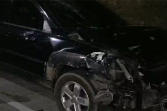 A frente do carro ficou destruída com o impacto no grupo de pessoas (Imagem: YouTube/Reprodução)
