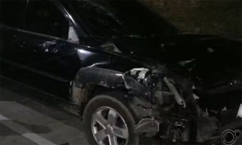A frente do carro ficou destruída com o impacto no grupo de pessoas (Imagem: YouTube/Reprodução)