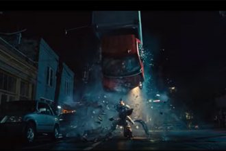 Cena de Coração de Ferro: muita ação com heroína negra na armadura de ferro (Imagem: Disney/Marvel Reprodução)