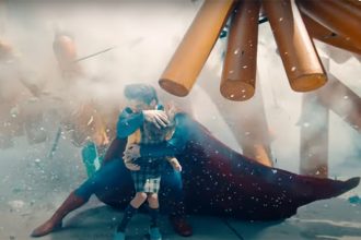 Cena de Superman: Homem de Aço vive dilema humanos enquanto enfrenta inimigos alienígenas (Imagem: DC Comics/Trailer Reprodução)