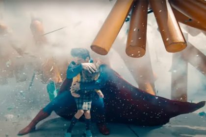 Cena de Superman: Homem de Aço vive dilema humanos enquanto enfrenta inimigos alienígenas (Imagem: DC Comics/Trailer Reprodução)