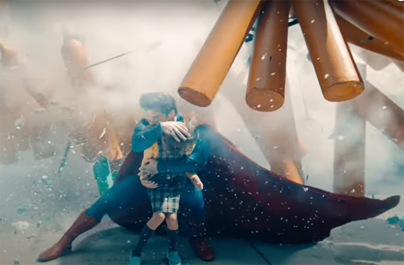 Cena de Superman: Homem de Aço vive dilema humanos enquanto enfrenta inimigos alienígenas (Imagem: DC Comics/Trailer Reprodução)