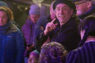 Diretor Tim Burton nos bastidores de Vandinha 2: cenas inéditas da segunda temporada (Imagem: Netflix/Reprodução)