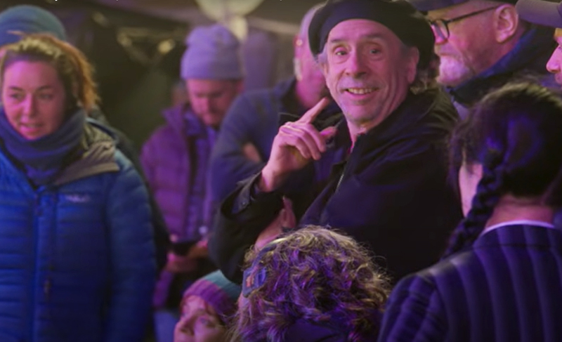 Diretor Tim Burton nos bastidores de Vandinha 2: cenas inéditas da segunda temporada (Imagem: Netflix/Reprodução)