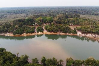 Comunidade Canavial no Rio Ipixuna, no Amazonas: mudança no período de seca e cheia afeta ribeirinhos (Foto: Thiago Castelano/Divulgação)
