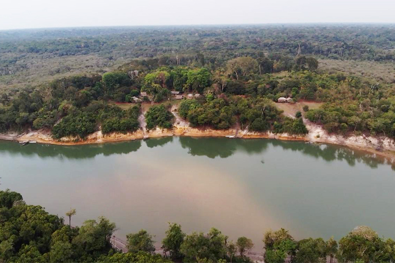 Comunidade Canavial no Rio Ipixuna, no Amazonas: mudança no período de seca e cheia afeta ribeirinhos (Foto: Thiago Castelano/Divulgação)