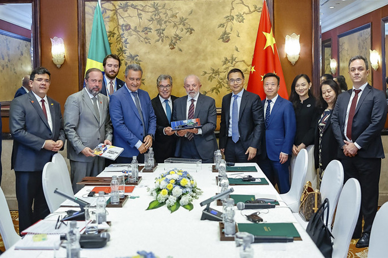 Lula em audiência com o presidente da Envision, Lei Zhang, em Pequim: aliança comercial (Foto: Ricardo Stuckert/PR)