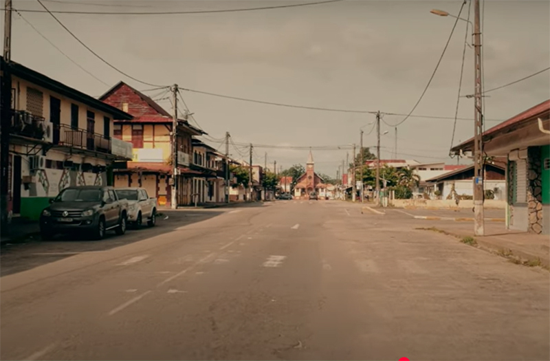 Cidade de Saint-Laurent-du-Maroni recebeu prisioneiros enviados por Napoleão III (Imagem: YouTube/Reprodução)