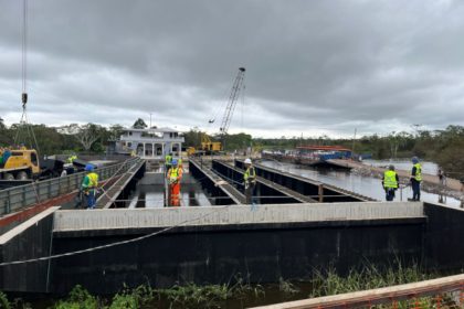 Colocação de vigas em obra da ponte sobre o Rio Curuçá: prazo de conclusão é setembro (Foto: Murilo Rodrigues/AM ATUAL)