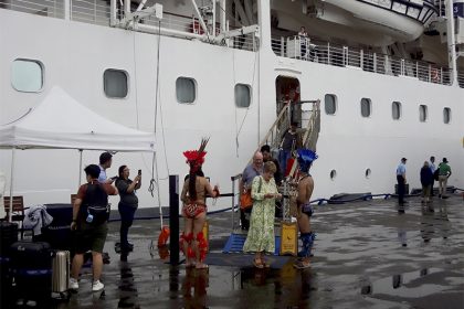 Turistas estrangeiros desembarcam de navio de cruzeiro em Manaus: turismo movimenta economia (Foto: Milton Almeida/AM ATUAL)