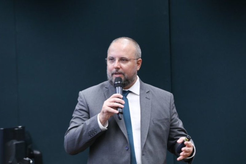 Daniel Cara defende adotar critérios para considerar uma criança alfabetizada (Foto: Kayo Magalhães/Agência Câmara)