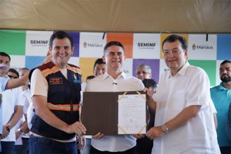 O vice-prefeito Renato Júnior, o prefeito David Almeida e o senador Eduardo Braga: recursos para obras viárias em Manaus Foto: Divulgação)