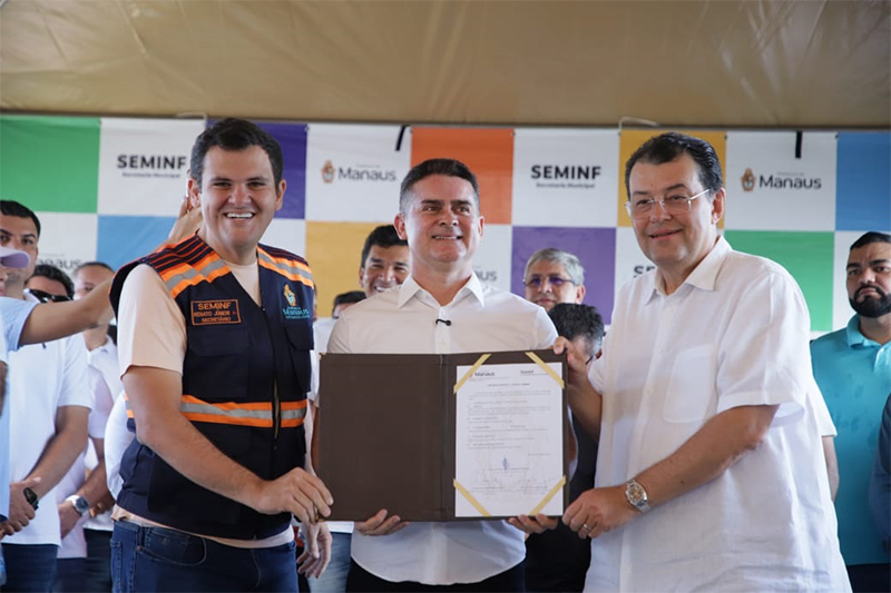 O vice-prefeito Renato Júnior, o prefeito David Almeida e o senador Eduardo Braga: recursos para obras viárias em Manaus Foto: Divulgação)