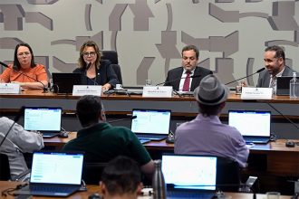 Senadores, trabalhadores por aplicativo e representantes de empresa em debate no Senado (Foto: Jefferson Rudy/Agência Senado)