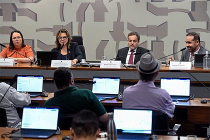 Senadores, trabalhadores por aplicativo e representantes de empresa em debate no Senado (Foto: Jefferson Rudy/Agência Senado)