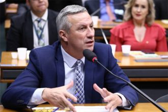 Relator, deputado Ubiratamn Sanderson afirma que projeto corrige deficiências da lei atual (Foto: Vinicius Loures/Agência Câmara)