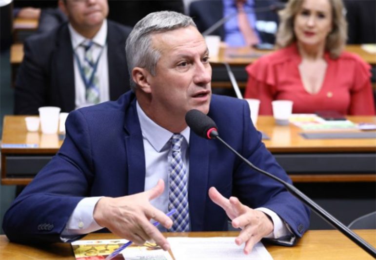 Relator, deputado Ubiratamn Sanderson afirma que projeto corrige deficiências da lei atual (Foto: Vinicius Loures/Agência Câmara)