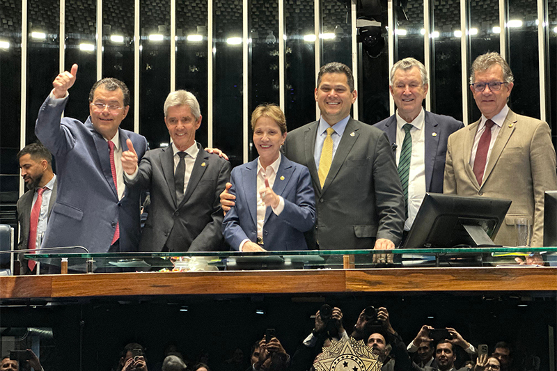 Eduardo Braga com senadores da relatoria do PL e o presidente do Senado Davi Alcolumbre: emenda a favor da logística (Foto: Divulgação)