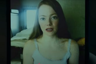 Emma Stone em cena de Eddington: filme mostra caos em cidade dominada por desinformação (Imagem: Trailer/YouTube)