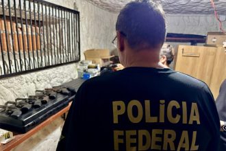 Agente federal inspeciona armas em escola de formação de vigilantes em Manaus (Foto: PF/Divulgação)